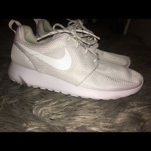 Nike Roshe Runs White Size 8